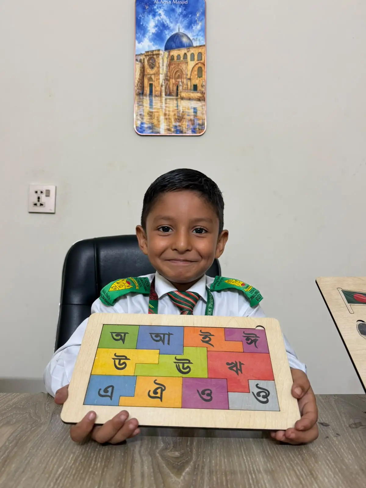 কাঠের শিক্ষণীয় পাজল বোর্ডে খেলতে থাকা শিশু